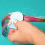 imagen de como se usan las Tizas temporales para el pelo de Omy
