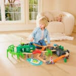 imagen de un niño jugando con el Circuito de tren de energía Eco en cubo de Hape