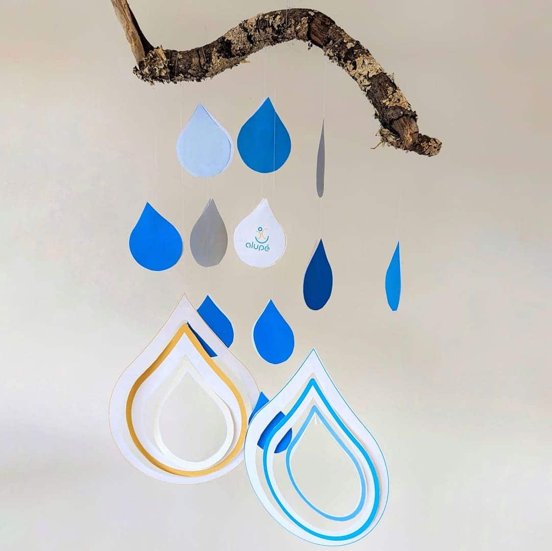 Movil gotas de agua IMPRIMIBLE (1) Móvil de gotas de agua sobre una rama hecho con la platilla del imprimible El juego nos da vida