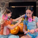 imagen de dos niñas jugando con el Clixo joyas 28 piezas de construcción magnéticas flexibles