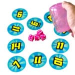 imagen de las cartas y los dados de Math Attacks, juego de calculo y agudeza visual de Mercurio