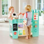 imagen de dos niños jugando con el Supermercado inteligente de madera de Hape