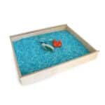 Imagen de una mesa sensorial con la Base sensorial de arroz azul océano