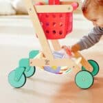 imagen de la parte de abajo del Carrito de la compra de madera y fieltro de Hape