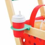 imagen del sujeta vasos incorporado en el Carrito de la compra de madera y fieltro de Hape