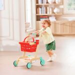 imagen de un niño jugando con el Carrito de la compra de madera y fieltro de Hape