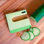 imagen del cuchillo cortando pepino