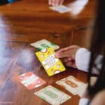 imagen de una familia jugando al Juego de cartas Flip 7 de Mercurio