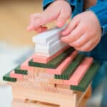 imagen de una construcción hecha con el Juego Kapla 200 piezas Barril Primavera