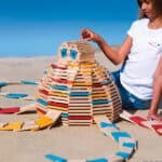 imagen de una construcción hecha con el Juego Kapla 200 piezas Barril Verano