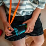 imagen de una niña con los Walkie Talkies recargables Kidytalk azul y rojo