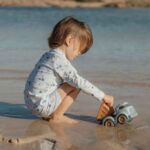 Imagen de un niño jugando con Camión volquete de Little Dutch