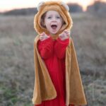 imagen de una niña con la Capa disfraz León talla 2/3 años de Great Pretenders