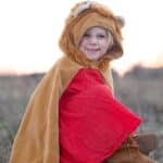 imagen de una niña con la capa león