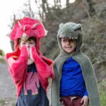 imagen de un grupo de niños unos de ellos con la Capa disfraz Triceratops talla 3/4 años de Great Pretenders
