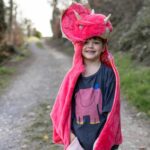 imagen de un niño con la Capa disfraz Triceratops talla 3/4 años de Great Pretenders