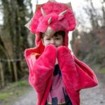 imagen de la capucha y las patitas de la Capa disfraz Triceratops talla 3/4 años de Great Pretenders