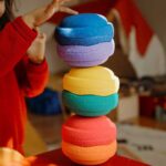 imagen de unas manitas con los Stapelstein 6 bloques de equilibrio mini arcoíris