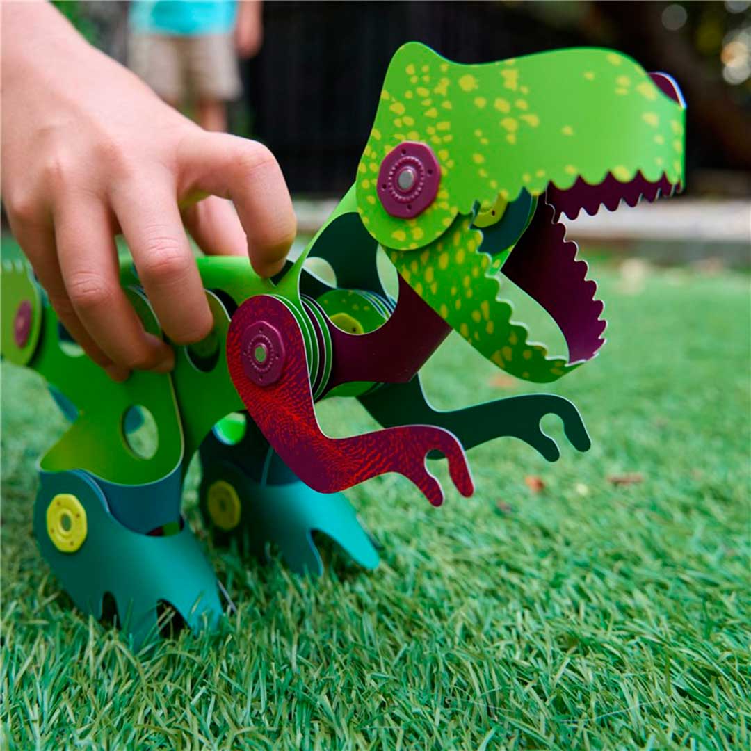 imagen de un niño jugando con un dinosaurio del pack Clixo Dinos 36 piezas de construcción magnéticas flexibles