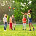 imagen de un grupo de niños jugando con la Pelota cometa arcoíris de Goki