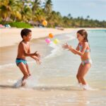 imagen de 2 niños jugando en la playa con los globos de agua reutilizables