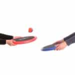 imagen de dos personas jugando con el Set de raquetas y pelota blandita Go Bounce