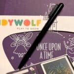 imagen del Lápiz de repuesto para tableta de dibujo Kidydraw Mini sobre una de las tabletas