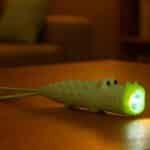 imagen de la Linterna de silicona recargable Cocodrilo de Little L encendida en la oscuridad