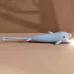 imagen de la Linterna de silicona recargable Delfín de Little L encendida en la oscuridad