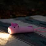 imagen de la Linterna de silicona recargable Unicornio de Little L encendida en la oscuridad