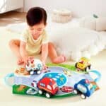 imagen del contenido del Set de coches de peluche con alfombra de Hape
