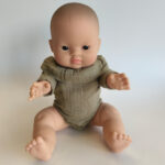 Imagen del muñeco con peto de Muñeco Gordi Minikane con peto + blusa de regalo