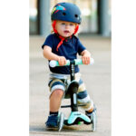 Imagen de un niño montado en Patinete Mini Micro2Grow 4 en 1 Deluxe LED Verde Menta