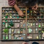 imagen de las piezas del Grapat 18 árboles de madera para juego simbólico en una caja de clasificación