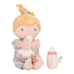 imagen de la Bebé Julia muñeca blandita de Little Dutch sentada con su biberón y su peluche