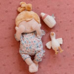 imagen de la Bebé Julia muñeca blandita de Little Dutch tumbada en una camita