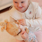 imagen de una niña jugando con la Bebé Julia muñeca blandita de Little Dutch