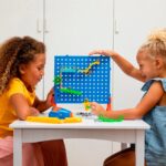 imagen de 2 niñas con el Juego de construcción circuito de canicas con taladro y tornillos