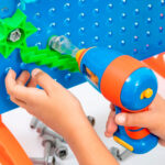 imagen de las piezas del Juego de construcción circuito de canicas con taladro y tornillos