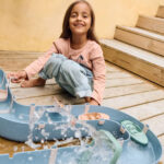 imagen de una niña jugando con el Circuito de agua con canales y compuertas de Liewood