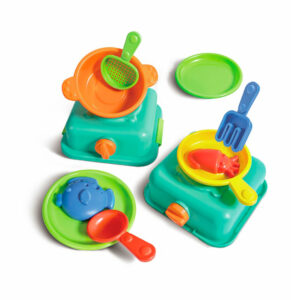 imagen del contenido de la Cocina de playa portátil de Hape con accesorios