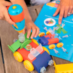 imagen de un niño montando un coche con las piezas del Cubo de construcción vehículos Desing & Drill