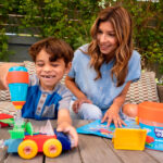 imagen de un niño y un adulto con el Cubo de construcción vehículos Desing & Drill