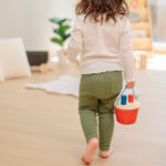 imagen de una niña con el Cubo de golpeo con martillo de madera de Plantoys