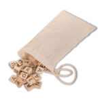 imagen de las fichas y la bolsa del Juego Formapalabras en lata de metal de Cayro