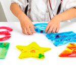 imagen de unas manos manipulando las Formas sensoriales laberinto de gel pack de 6