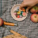 imagen de las piezas del set Grapat 12 frutas de madera para juego simbólico