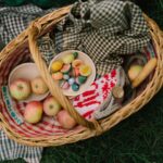 imagen de una cesta con fruta real y las piezas de madera de frutas