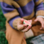 imagen de un niño mostrando la pieza de la fruta de la sandía