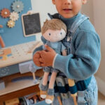 imagen de un niño abrazando al Muñeco blandito Jim 35cm de Little Dutch
